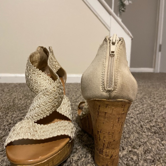 Wedge strap heels - Picture 3 of 6